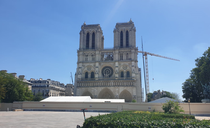 Parvis de Notre-Dame