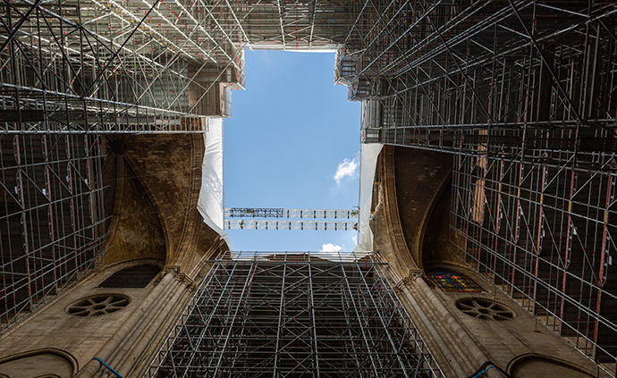 les échafaudages montés depuis le sol de la croisée du transept